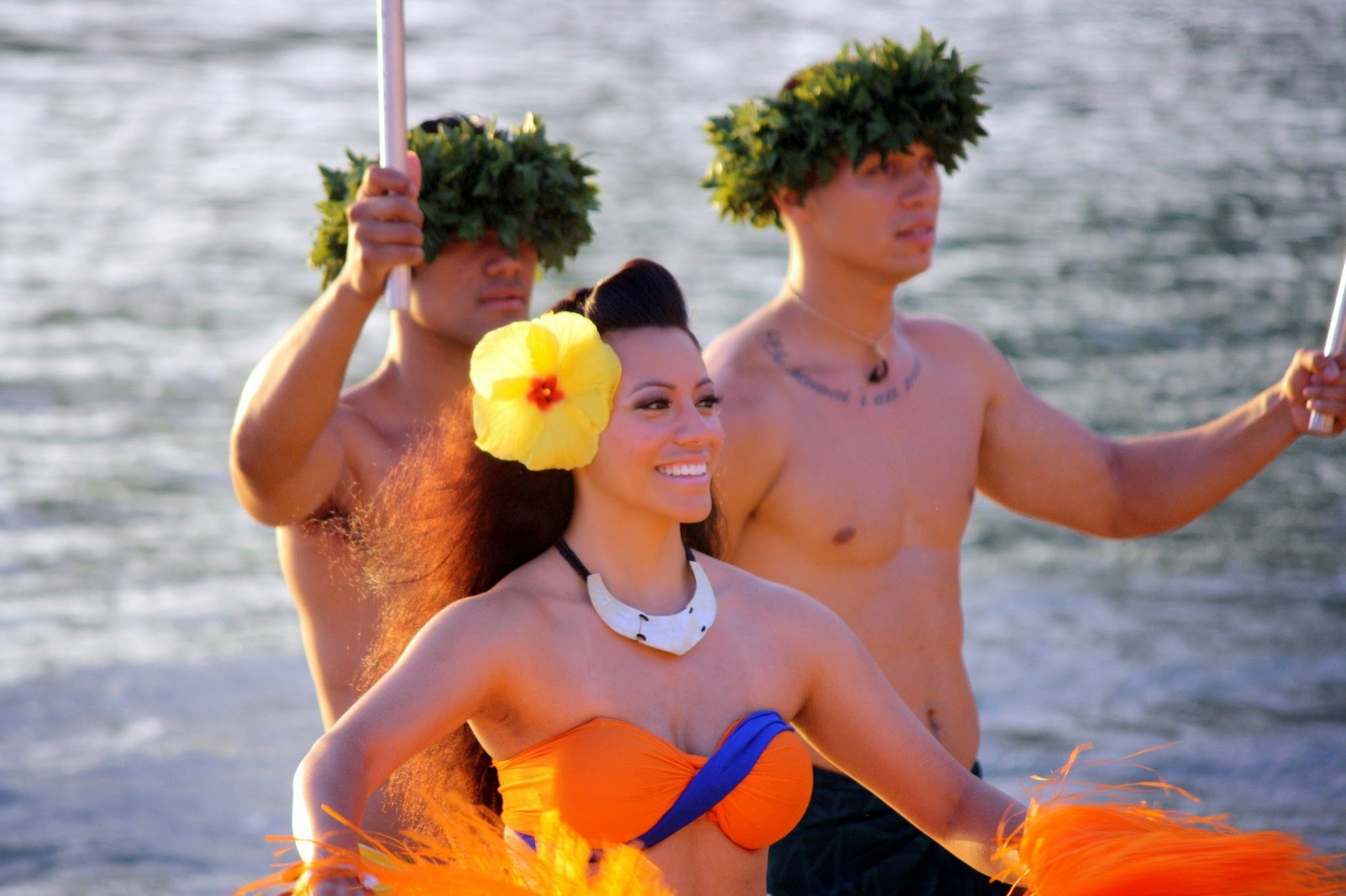 how to have a Hawaiian luau